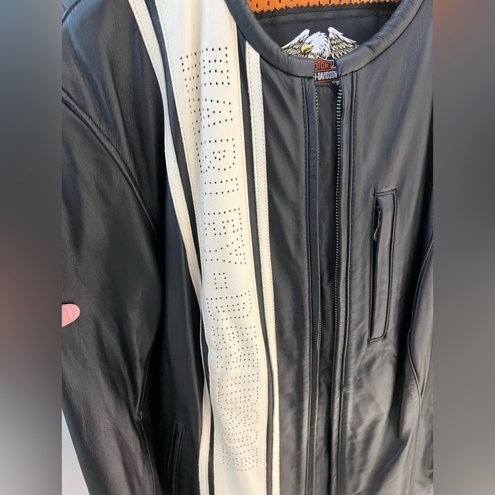 Woman’s Harley Davidson premium leather moto jacket. LIKE NEW. Size W1 - Picture 6 of 16